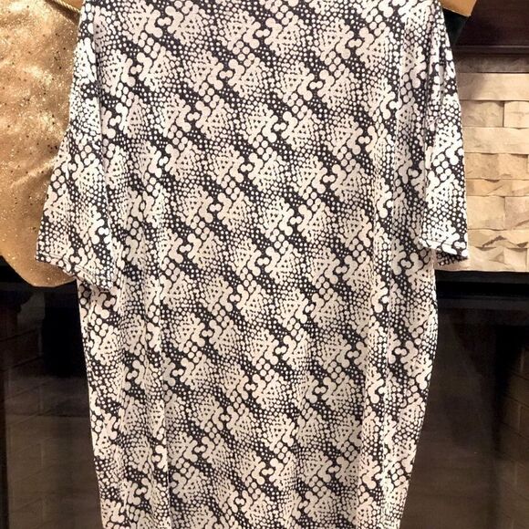 Lularoe Irma Black & White Tunic Shirt Size Small - Picture 2 of 2